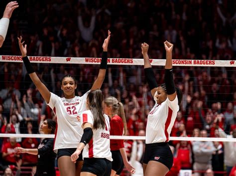 what happened with the wisconsin volleyball team|Wisconsin hands No. 1 Nebraska volleyball its first。